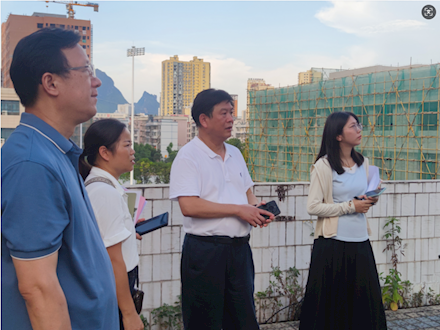 韦伟松书记带队考察光伏硬件实训室建设场地
